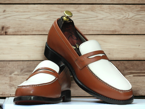 Experience comfort and style with Awesome Men's Handmade White &amp; Brown Loafer Shoes. Handcrafted with superior materials, these shoes are both elegant and durable. Perfect for any formal setting, these shoes will elevate your outfit and make you stand out. Don't sacrifice style for comfort, get the best of both worlds with these loafer shoes.